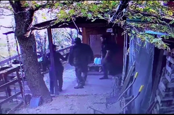 Screenshot aus dem Film der Überwachungskamera an der Hütte des Jägers