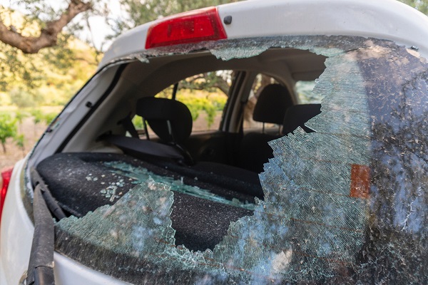 Von Jägern beschädigtes Mietfahrzeug des Komitees auf Zakynthos, Griechenland.