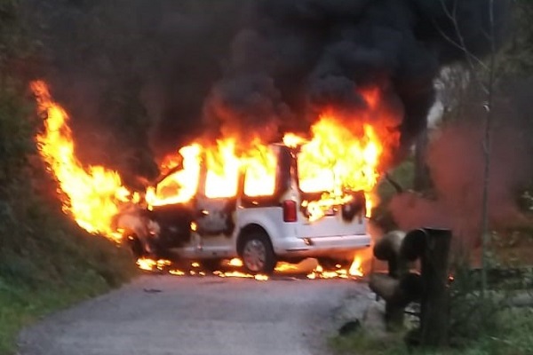 In Collio (Brescia/Norditalien) haben Unbekannte das Fahrzeug eines Vogelschützers in Brand gesteckt - zum Glück wurde niemand verletzt.
