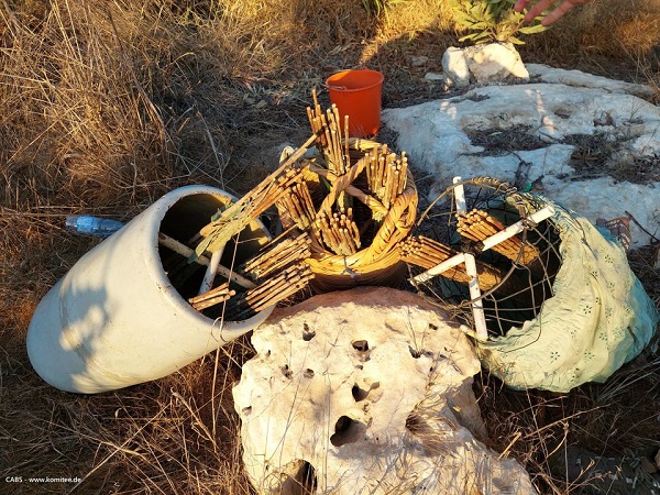 Auf Zypern sichergestellte Leimruten - ganz "traditionell" in den altertümlichen Aufbewahrungskörben gefunden