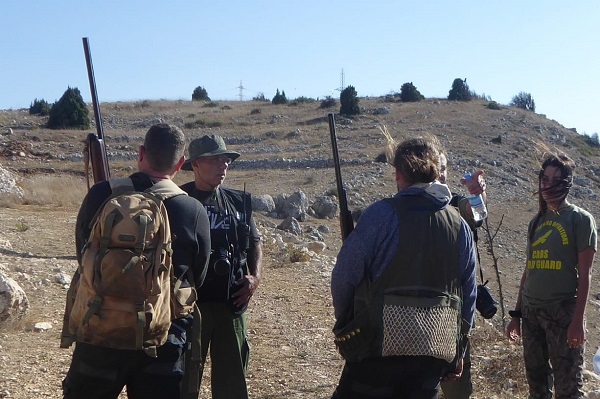 Mitarbeitende des Komitees gegen den Vogelmord stellen zwei Greifvogeljäger an der syrisch-libanesischen Grenze zur Rede