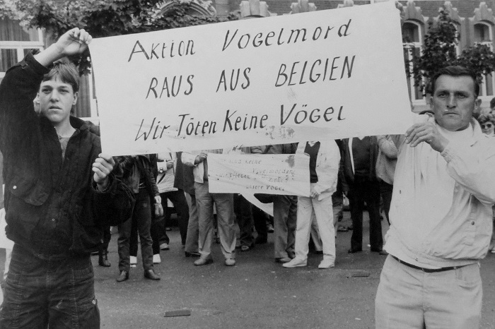 Protest belgischer Vogelfänger gegen das Komitee 1985. Es hat ihnen nichts genützt - 1993 wurde der Vogelfang verboten!