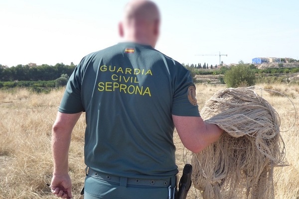 Beamter der Umweltpolizei SEPRONA mit sichergestelltem Netz