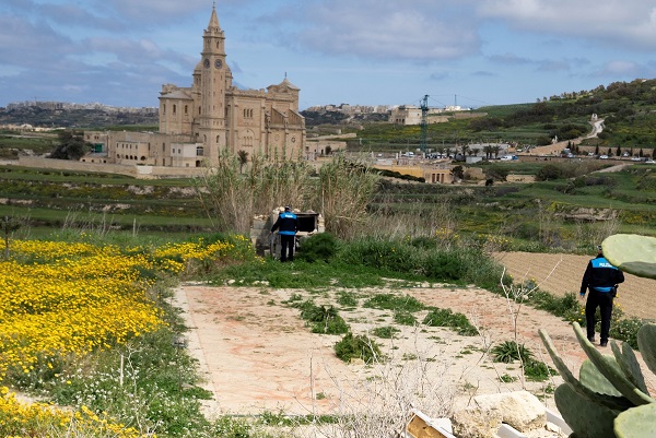 Polizei kontrolliert eine Fangstelle. Im Hintergrund die Basilika ta´Pinu, das Wahrzeichen der Insel Gozo